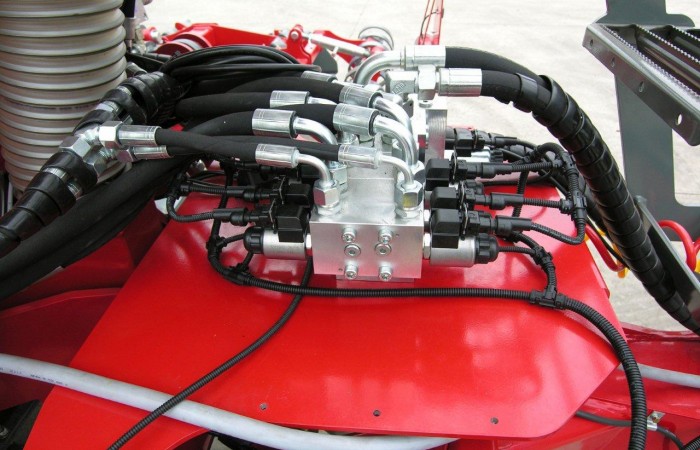 FENIX 3000 - blok elektrozaworów do sterowania hydrauliką zestawu